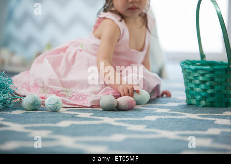Fille en robe rose avec des oeufs de Pâques Banque D'Images