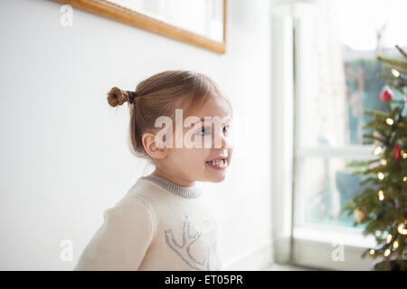 Smiling girl looking away Banque D'Images