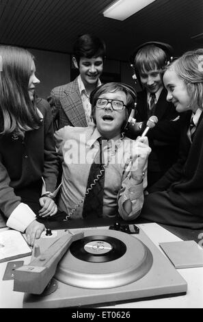 Ed Doolan Radio BRMB Disc Jockey, photographiée avec news, garçons et filles, Birmingham, 14 janvier 1975. Banque D'Images