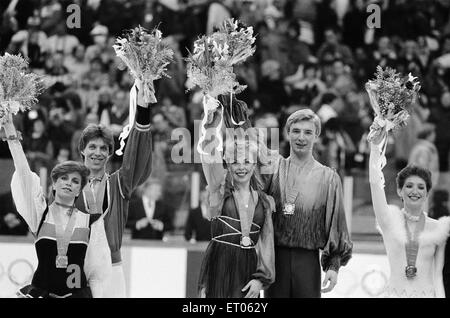 Jeux Olympiques d'hiver de 1984, 14 février 1984. Figure skating, remise de médaille, stade Zetra, Sarajevo, Yougoslavie. Jayne Torvill et Christopher Dean cumulé un sans précédent de 12 des notes parfaites pour gagner la médaille d'or pour cette performance de boléro de routine. Banque D'Images