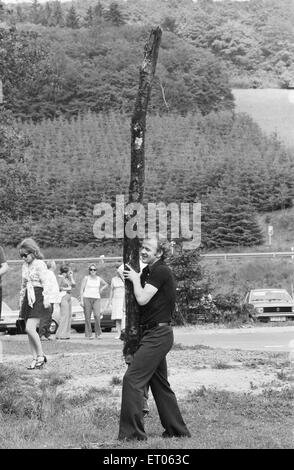 1974 Tournoi de Coupe du Monde en Allemagne de l'Ouest. L'équipe de football de l'Ecosse de détente à leur hôtel Weilnau à Francfort. Billy Bremner jeter la caber dans le domaine de l'hôtel. 17 juin 1974. Banque D'Images