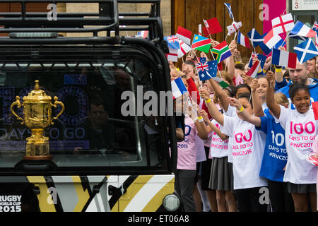 Le stade de Twickenham, London, UK. 10 Juin, 2015. Son Altesse Royale le Prince Harry a été rejoint par l'Angleterre rugby legends Jonny Wilkinson et Greenwood pour lancer le tour autour de l'UK du Webb Ellis Cup et pour marquer l'occasion de 100 jours avant le début du tournoi. Le trophée va être entraîné dans une Land Rover Defender spécialement configuré avec chauffeur et par divers rugby luminaires, commençant par s'Greenwood. Crédit : Paul Davey/Alamy Live News Banque D'Images