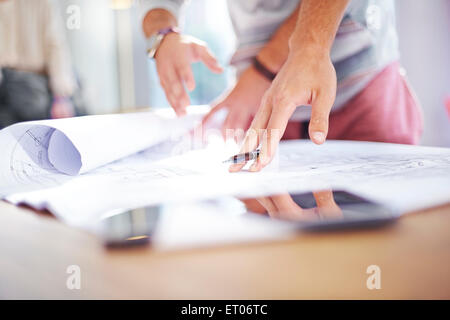 Architects reviewing blueprints Banque D'Images