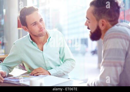 Creative businessmen meeting in cafe Banque D'Images