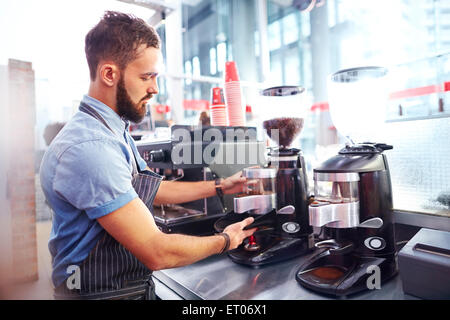 Faire le café barista in cafe Banque D'Images