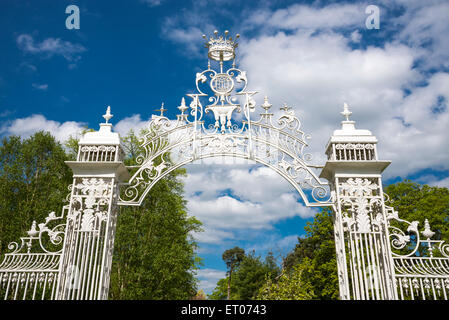 Écran blanc portes de soleil du printemps à Cholmondeley Castle, Cheshire. Banque D'Images