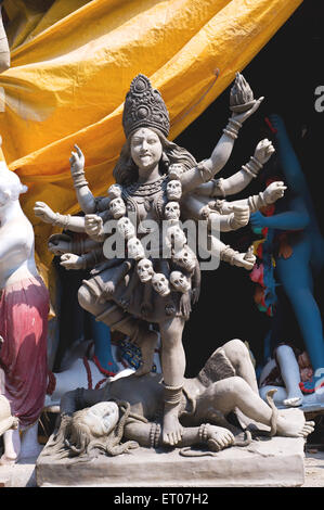 La Déesse Kali portant guirlande de crânes tuant daemon statue d'argile à Kumartuli Calcutta Kolkata, Bengale occidental en Inde Banque D'Images