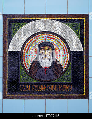 Mosaïque de St Cybi de Holyhead, conçu par Gary Drostle, à l'entrée de la rue du Marché au Celtic Gateway Bridge, Hamburg,. Banque D'Images