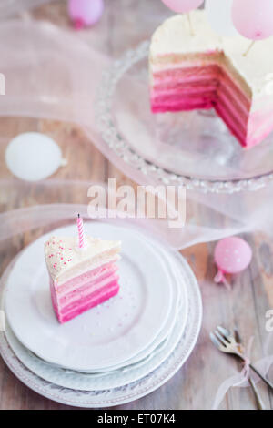 Rose et blanc morceau de gâteau d'anniversaire. Focus sélectif. Banque D'Images