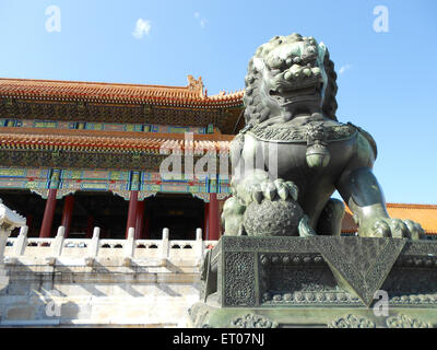 Lions en bronze qui gardaient la pavillon dans la 'Cité Interdite' à Beijing. Chine Banque D'Images