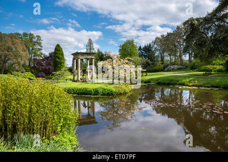 Scène romantique à Cholmondeley Castle Gardens dans le Cheshire, en Angleterre. Banque D'Images