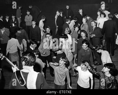 Où Boy Meets Girl sur leur soirée. Les adolescents à torsion Dennistoun Palais, Glasgow, cette semaine. 19 février 1967. Banque D'Images