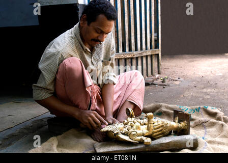 Man making sculpture de bronze ; ; ; Inde Kerala Bangalore PAS MR Banque D'Images