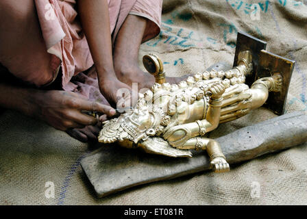 Man making sculpture de bronze ; ; ; Inde Kerala Bangalore Banque D'Images