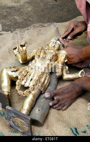 Man making sculpture de bronze ; ; ; Inde Kerala Bangalore Banque D'Images