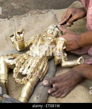 Man making sculpture de bronze ; ; ; Inde Kerala Bangalore Banque D'Images