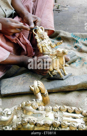 Man making sculpture de bronze ; ; ; Inde Kerala Bangalore Banque D'Images