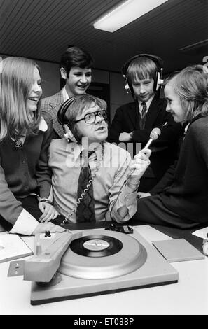 Ed Doolan Radio BRMB Disc Jockey, photographiée avec news, garçons et filles, Birmingham, 14 janvier 1975. Banque D'Images