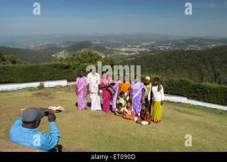 Man taking photo de famille ; Pic Doddabetta est la plus haute montagne dans le Nilgiri Ooty ; ; ; Tamil Nadu Inde Banque D'Images