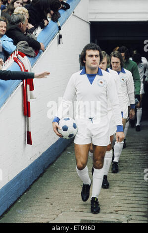 Division de la Ligue anglaise un match à Filbert Street. Leicester City 2 v Manchester United 2. Keith Weller de Leicester dans son équipe tout blanc accueil bande. 4e novembre 1972. Banque D'Images