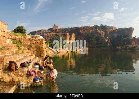 Agastya Lake et North fort temples à Badami ; Karnataka Inde ; Banque D'Images