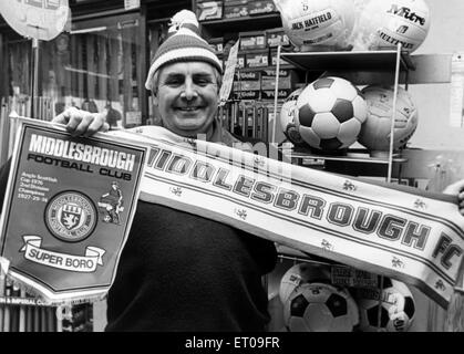 Jack Hatfield, propriétaire de magasin de sport, Jack Hatfield Sports, Middlesbrough, saisi par la fièvre de la coupe comme Boro se préparer à rencontrer Barnsley dans le cinquième tour de la FA Cup demain, sur la photo, le 29 janvier 1981. Banque D'Images