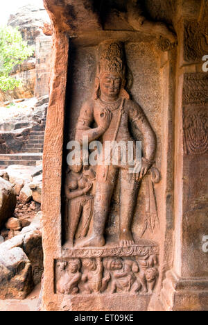 Le gardien bas-relief en cave deux bâtie en fin du 6ème siècle dédié à Vishnu ; Badami ; Karnataka Inde ; Banque D'Images