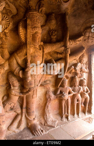 Sculpture bas-relief de l'Avatar Vamana Trivikrama dans cave trois dédié à Vishnu ; Badami ; Karnataka Inde ; Banque D'Images