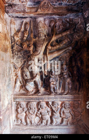 Vishnou Trivikrama sculpture bas-relief en cave deux ; Badami ; Karnataka Inde ; Banque D'Images