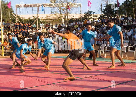 Garçons jouant à Kabaddi jeu Coimbatore Tamil Nadu Inde Asie Banque D'Images