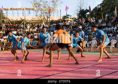 Garçons jouant au jeu Kabaddi Coimbatore ; Tamil Nadu Inde ; Banque D'Images