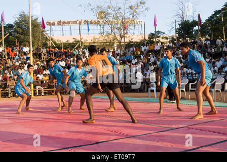 Garçons jouant au jeu Kabaddi Coimbatore ; Tamil Nadu Inde ; Banque D'Images