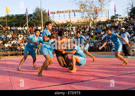 Garçons jouant à Kabaddi, Coimbatore, Tamil Nadu, Inde Banque D'Images