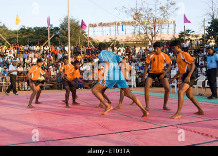 Garçons jouant au jeu Kabaddi Coimbatore ; Tamil Nadu Inde ; Banque D'Images