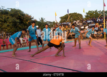 Garçons jouant au jeu Kabaddi Coimbatore ; Tamil Nadu Inde ; Banque D'Images