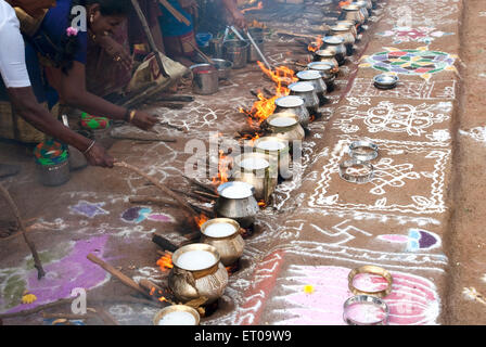 Les femmes célébrant Pongal festival à Tamil Nadu Inde Banque D'Images