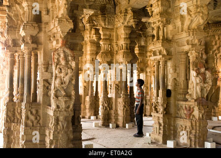 Sabha Mandap dans Vithala temple à Hampi Karnataka ; Inde ; Banque D'Images