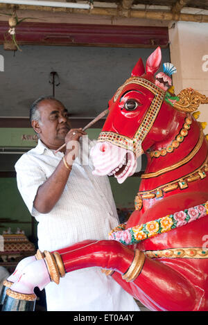 La peinture de l'homme à cheval de bois vahanam Karaikudi Tamil Nadu ; Inde ; PAS DE MR Banque D'Images