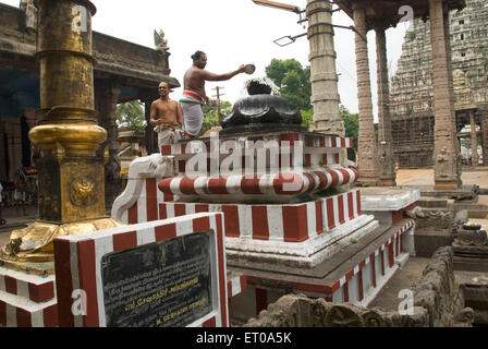 Les prêtres pooja près du mât du drapeau ; Varadaraja Perumal Vishnu temple de Kanchipuram Tamil Nadu ; Inde ; Banque D'Images