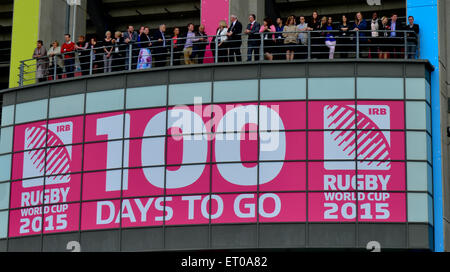 Twickenham, London, UK. 10 Juin, 2015. Atmosphère à Twickenham pour célébrer les 100 jours jusqu'à ce que le coup d'envoi, et lance le Tour du Trophée Webb Ellis de l'Angleterre, London, UK Crédit : Jules annan/Alamy Live News Banque D'Images