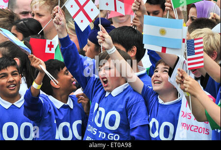 Twickenham, London, UK. 10 Juin, 2015. Atmosphère à Twickenham pour célébrer les 100 jours jusqu'à ce que le coup d'envoi, et lance le Tour du Trophée Webb Ellis de l'Angleterre, London, UK Crédit : Jules annan/Alamy Live News Banque D'Images