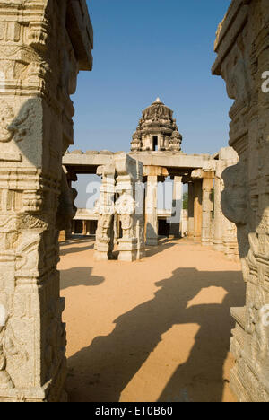 Salle de mariage ou Kalyana Mantapa avec piliers monolithiques sculptés dans Veerabhadra temple en seizième siècle ; Lepakshi Banque D'Images