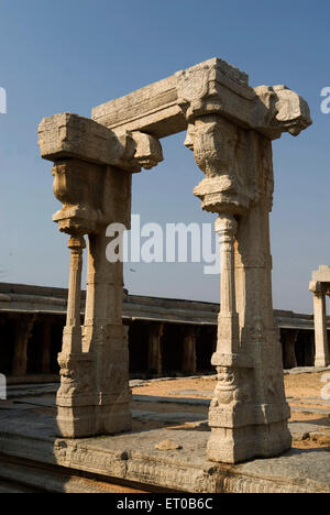 Salle de mariage ou Kalyana Mantapa avec piliers monolithiques sculptés dans Veerabhadra temple en seizième siècle ; Lepakshi Banque D'Images