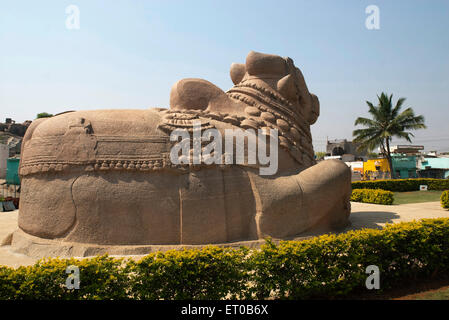 Plus grand Nandi monolithique en sculpture Lepakshi Andhra Pradesh ; Inde ; Banque D'Images