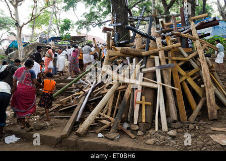 Pèlerinage malayaattoor, colline Kurisumudy, offre de croix en bois, Temple international de Saint Thomas, Malayatur, Angamaly, Aluva, Kerala, Inde, Asie Banque D'Images