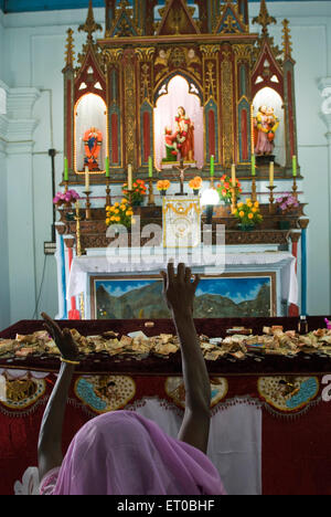 Autel dans Kurussumudi Malayattur église dédiée à saint Thomas Apôtre de Jésus Christ ; Inde Kerala Banque D'Images