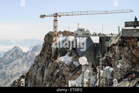 Grainau, Allemagne. 10 Juin, 2015. Le document - une grue est représenté sur la Zugspitze, la plus haute montagne d'Allemagne, près de Berlin, Allemagne, 10 juin 2015, augmentant ainsi sa hauteur temporairement pour 2975 mètres. La grue sera utilisée pour construire le nouveau téléphérique situé à remplacer l'actuel téléphérique Eibsee en décembre 2017. PHOTO : BAYERISCHE ZUGSPITZBAHN Bergbahn AG/dpa (à l'ATTENTION DES RÉDACTEURS : Editorial n'utiliser que dans le cadre des rapports et à l'obligation de crédit source : 'PHOTO : BAYERISCHE ZUGSPITZBAHN Bergbahn AG/dpa') © dpa/Alamy Live News Banque D'Images