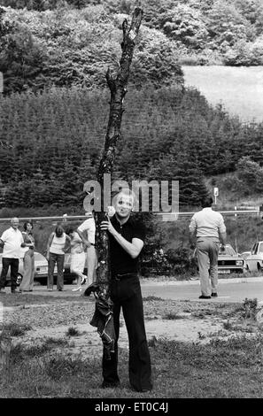 1974 Tournoi de Coupe du Monde en Allemagne de l'Ouest. L'équipe de football de l'Ecosse de détente à leur hôtel Weilnau à Francfort. Billy Bremner jeter la caber dans le domaine de l'hôtel. 17 juin 1974. Banque D'Images