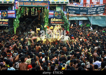 Festival Chithirai, Chithirai Thiruvizha, pulvérisation d'eau rituelle, Lord Kallazhagar Vishnu cheval doré monté, Madurai, Tamil Nadu, Inde, Asie Banque D'Images