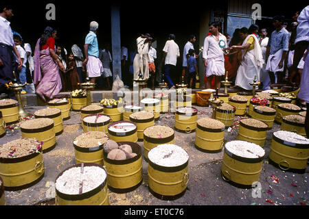 Thrissur Pooram , Thrissur Puram , Para Offing pot of Rice , Pooram festival , Thrissur , Trichur ; Kerala ; Inde , asie Banque D'Images